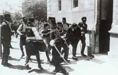 El lanzador de bombas arrestado en Sarajevo, 1914